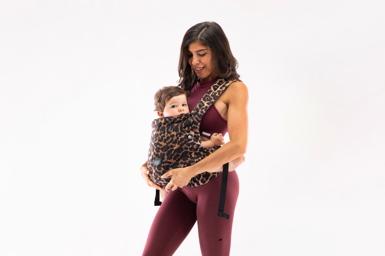 Alessandra con un bambino nel marsupio